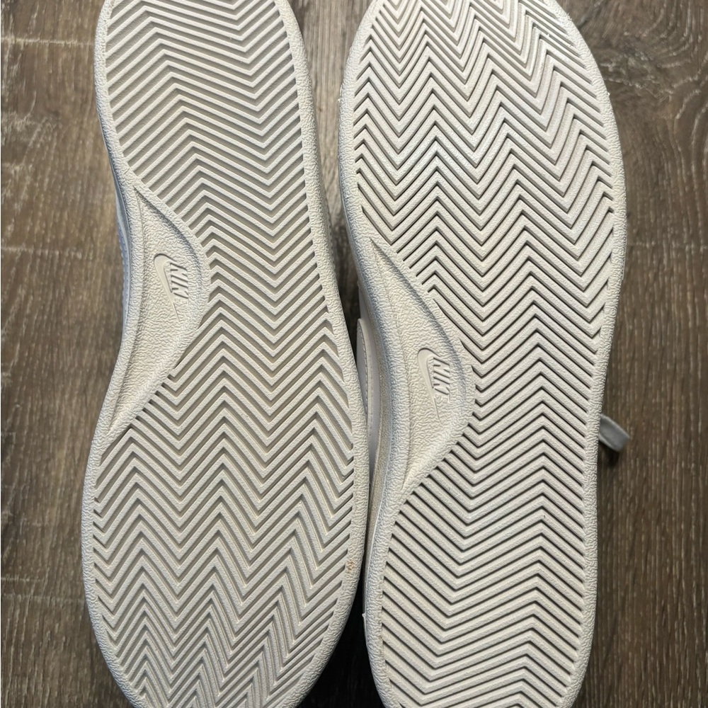 BNWOT Women’s Nike Court Royale 2 Mid Sneakers (White) - Picture 4 of 6